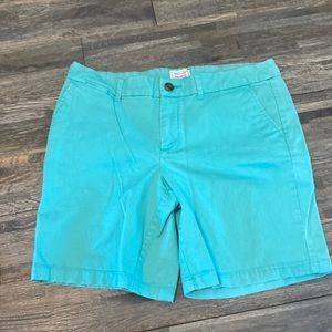 Size 10 green Gap Khakis boyfriend short